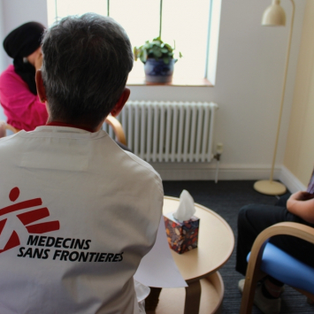 Sessão do projeto de MSF "Terapia do Trauma" para pessoas migrantes no Reino Unido.  ©Ghita Benjelloun/MSF