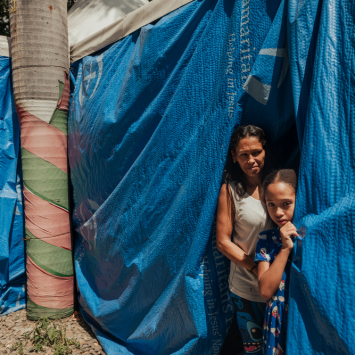 Sheryl Manrique, 43, e sua filha Norkil Monterola, 9. Sheryl procurou apoio psicológico pela primeira vez na vida após os terremotos. © Adriana Loureiro Fernandez