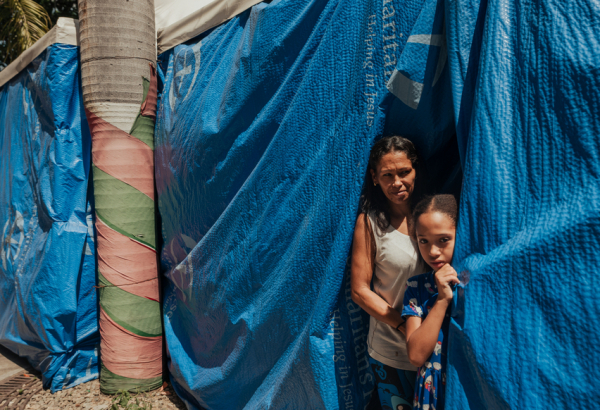 Sheryl Manrique, 43, e sua filha Norkil Monterola, 9. Sheryl procurou apoio psicológico pela primeira vez na vida após os terremotos. © Adriana Loureiro Fernandez