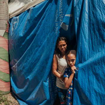 Sheryl Manrique, 43, e sua filha Norkil Monterola, 9. Sheryl procurou apoio psicológico pela primeira vez na vida após os terremotos. © Adriana Loureiro Fernandez