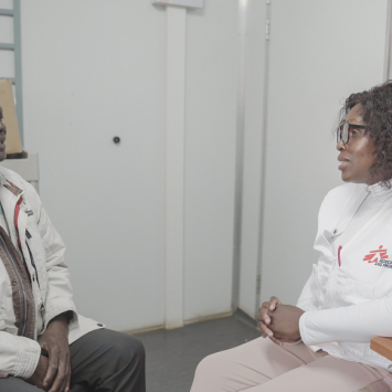 Siphokazi Mtshizana, promotora de saúde de MSF, conversa com Simphiwe Kamden, paciente do Departamento de Saúde da Província do Cabo Oriental. ©Vusimuzi ShiburiMSF