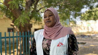 Sondos, mediadora intercultural para equipe médica de MSF no Hospital Universitário de El Geneina, em Darfur Ocidental, no Sudão. ©Natalia Romero Peñuela