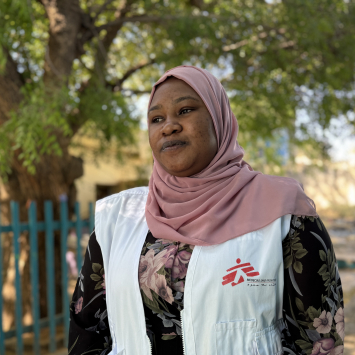 Sondos, mediadora intercultural para equipe médica de MSF no Hospital Universitário de El Geneina, em Darfur Ocidental, no Sudão. ©Natalia Romero Peñuela