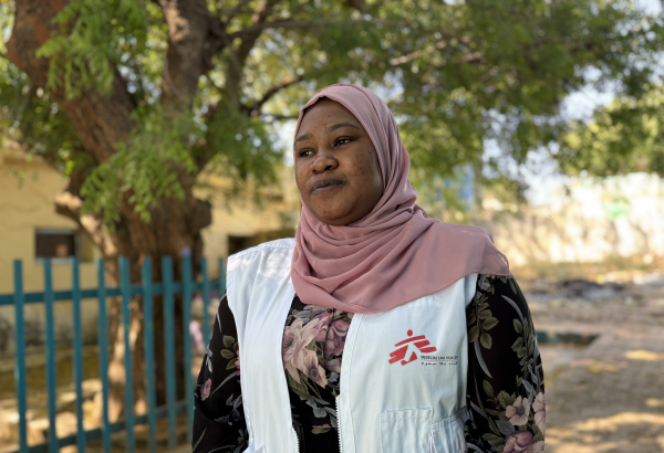 Sondos, mediadora intercultural para equipe médica de MSF no Hospital Universitário de El Geneina, em Darfur Ocidental, no Sudão. ©Natalia Romero Peñuela
