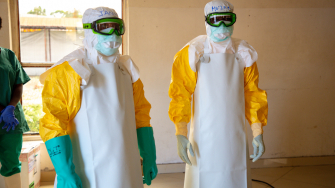 Equipe de MSF fornece treinamento para funcionários do Hospital Kyeshero, em Goma, sobre trabalho com a doença do Ebola. Maio de 2026. República Democrática do Congo. ©Maria Elena del Carre/MSF