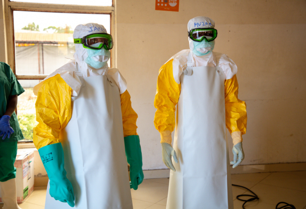 Equipe de MSF fornece treinamento para funcionários do Hospital Kyeshero, em Goma, sobre trabalho com a doença do Ebola. Maio de 2026. República Democrática do Congo. ©Maria Elena del Carre/MSF