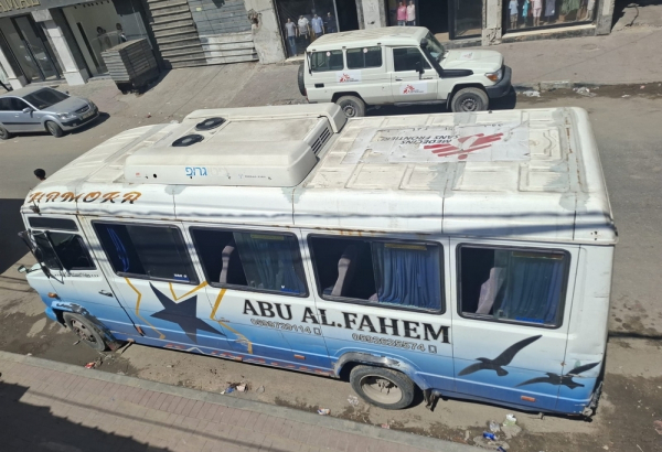 Um veículo foi alvo de um ataque israelense em Gaza a menos de dois metros de um ônibus que transportava profissionais de MSF, em 13 de setembro de 2026. ©MSF