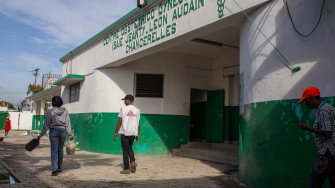 Vista de um pátio dentro da Maternidade Isaïe Jeanty, a única maternidade pública em Cité Soleil, Porto Príncipe, Haiti. © Alexandre MarcouMSF