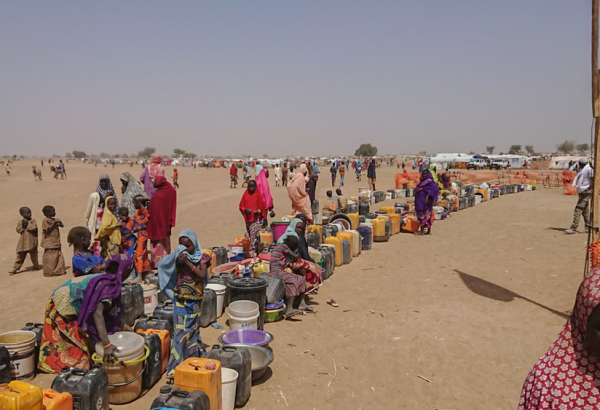 Nada para beber e nenhum lugar para dormir para milhares que fugiram da Nigéria
