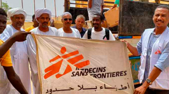Profissionais de Médicos Sem Fronteiras da equipe liderada por Mohammad Bashir, que está segurando a bandeira à direita da imagem. © MSF
