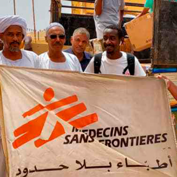 Profissionais de Médicos Sem Fronteiras da equipe liderada por Mohammad Bashir, que está segurando a bandeira à direita da imagem. © MSF