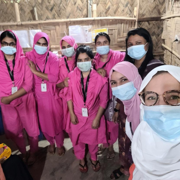 Danielle Severini (primeira da direita para a esquerda) com equipe de obstetrícia em Bangladesh. Foto: Arquivo pessoal.