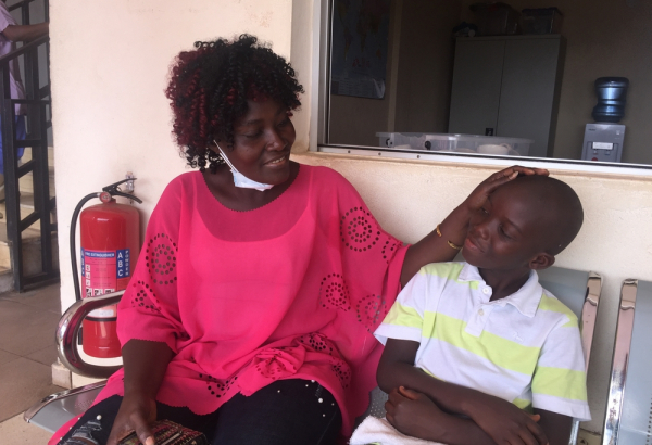 O extraordinário final feliz de Paul, um jovem paciente diagnosticado com malária na Libéria