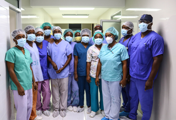Terremoto no Haiti: equipe cirúrgica trabalha sem parar para atender feridos