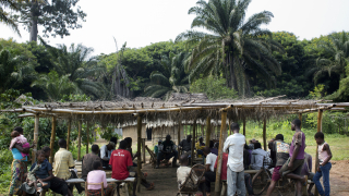 No dia anterior à montagem da clínica para oferecer testes para a doença, a equipe de promoção de saúde de MSF fez uma visita à comunidade para explicar o que iria acontecer, além de falar sobre a doença do sono e os riscos associados a ela. A equipe também ouviu as dúvidas e preocupações das pessoas, e as encorajou a fazer o teste e levar seus familiares e amigos para fazerem o mesmo.