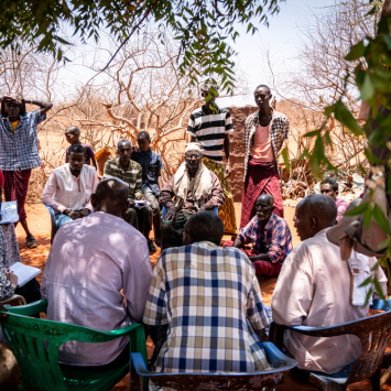 Etiópia: sensibilização comunitária durante chá com leite de camelo