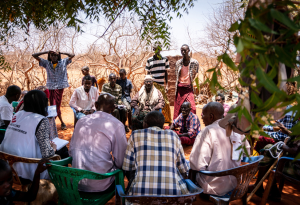 Etiópia: sensibilização comunitária durante chá com leite de camelo