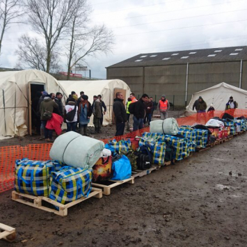 França: acampamentos humanitários devem oferecer abrigo aos refugiados, e não vetar sua entrada