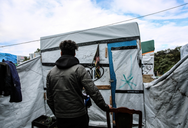 França: em Calais, nenhum descanso para os refugiados