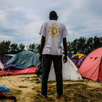 Ser sudanês em acampamento em Calais, França: “Saímos de um inferno para chegar a outro”