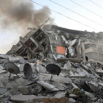 Forte bombardeio leva Gaza à beira da catástrofe