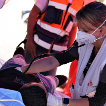 Gaza: ataques aéreos israelenses matam dezenas de civis e danificam clínica de MSF