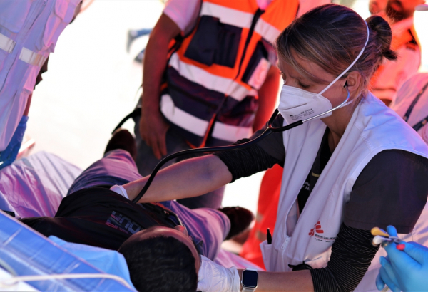 Gaza: ataques aéreos israelenses matam dezenas de civis e danificam clínica de MSF