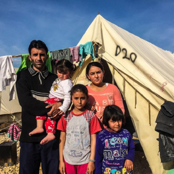 Família refugiada na Europa: “Fomos tratados como cachorros”