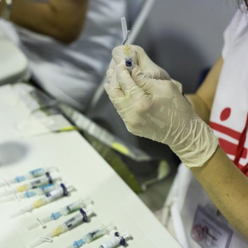 Cerca de mil crianças migrantes e refugiadas vacinadas por MSF em Lesbos, na Grécia