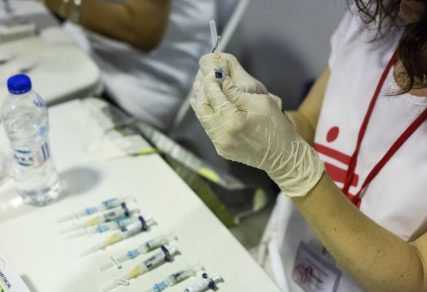 Cerca de mil crianças migrantes e refugiadas vacinadas por MSF em Lesbos, na Grécia