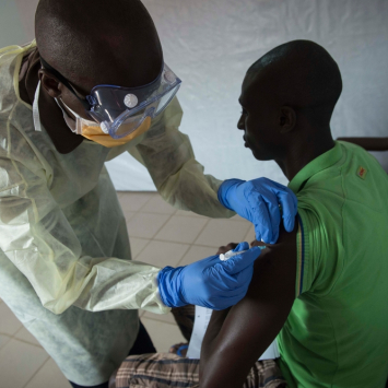 guine-ebola-msf144889-yann_libessartmsf
