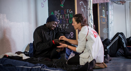 A enfermeira de MSF, Aiofe Ni Mhurchu, dá uma pílula contra enjôo a uma das 27 pessoas que foram resgatadas no mar perto de uma plataforma de petróleo ao norte de Sabratah, Líbia,