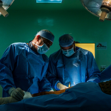 Guerras e conflitos em países vizinhos aumentaram o número de pessoas em busca de cuidados no hospital de cirurgia reconstrutiva de MSF em Amã