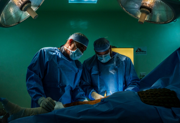 Guerras e conflitos em países vizinhos aumentaram o número de pessoas em busca de cuidados no hospital de cirurgia reconstrutiva de MSF em Amã