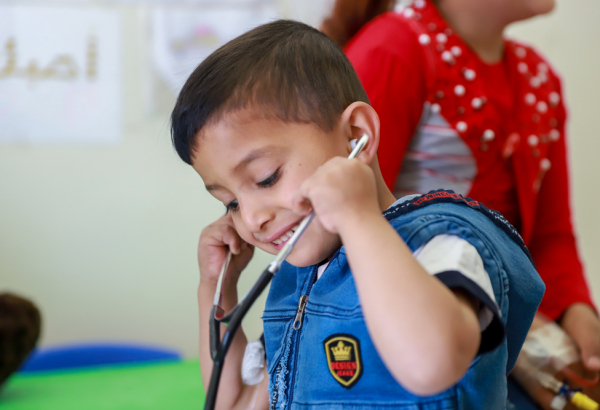 Tratando crianças sírias que sofrem de talassemia