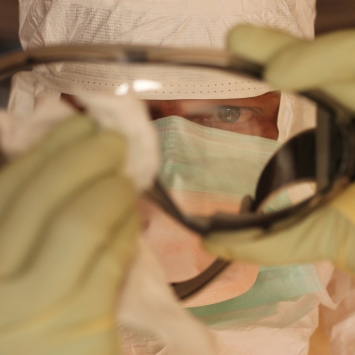 liberia-msf-msb14185-ebola-martinzinggl