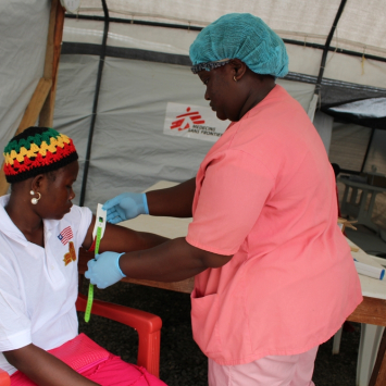 liberia-msf143555-ebola-sarampo-adolphus-mawolo