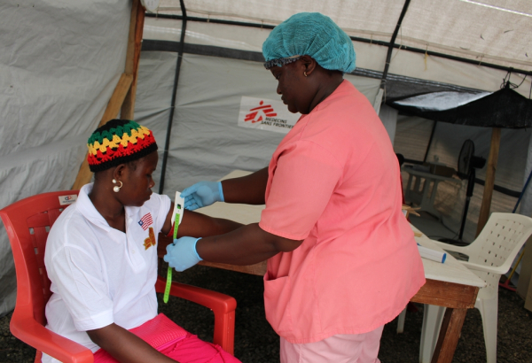 liberia-msf143555-ebola-sarampo-adolphus-mawolo