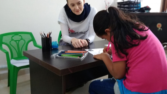 "Imagine um lugar seguro": o trabalho de uma psicóloga com crianças refugiadas