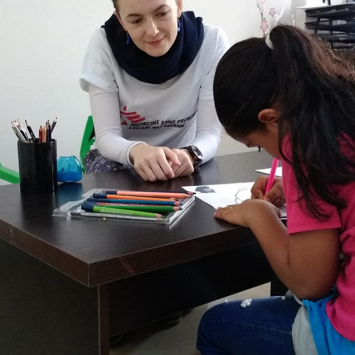 "Imagine um lugar seguro": o trabalho de uma psicóloga com crianças refugiadas