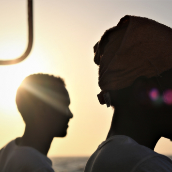 “Um rapaz líbio de 20 anos contava sua história enquanto eu removia estilhaços de seu corpo”