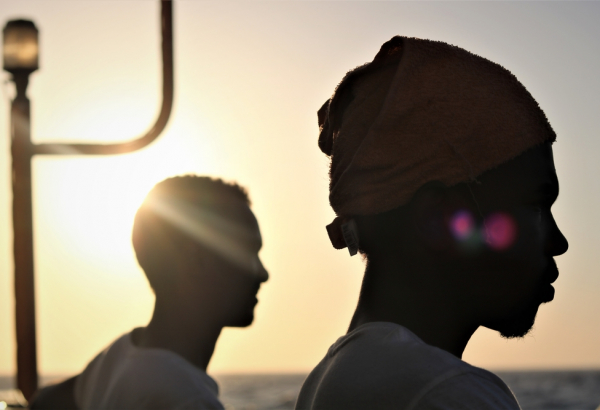 “Um rapaz líbio de 20 anos contava sua história enquanto eu removia estilhaços de seu corpo”