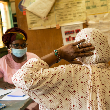 Outubro Rosa: 5 projetos de MSF de combate ao câncer de mama e do colo do útero