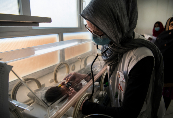 Afeganistão: população ainda luta para ter acesso a cuidados médicos básicos e de emergência