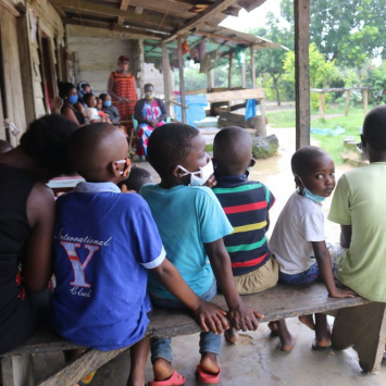 Camarões: descentralização da saúde é vital para pessoas deslocadas pela violência