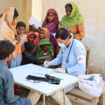 Clínicas móveis de MSF atendem milhares de pessoas após enchentes no Paquistão