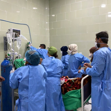 Segunda onda de COVID-19 sobrecarrega sistema de saúde no Iêmen