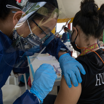 Profissionais de saúde e populações vulneráveis devem ser prioridade no acesso global às vacinas da COVID-19