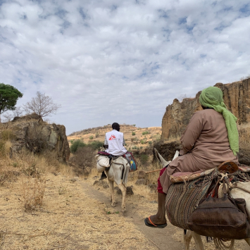 Sudão: Equipes médicas de MSF usam camelos e burros para chegar a vilarejos remotos e prestar assistência médica à população