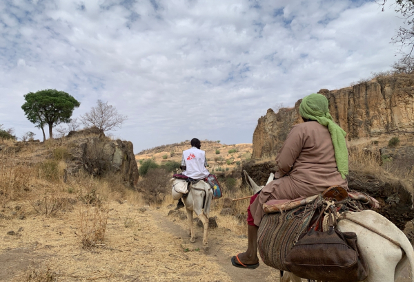 Sudão: Equipes médicas de MSF usam camelos e burros para chegar a vilarejos remotos e prestar assistência médica à população